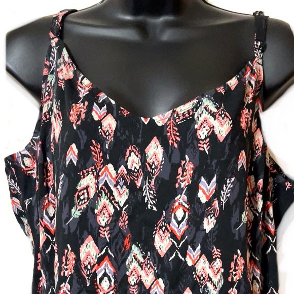 🆕🦋TORRID Feather Print Top🦋 - Picture 11 of 12